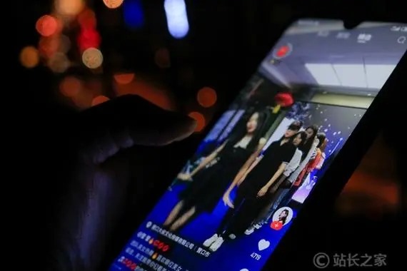 快手官方版怎么看视频领金币？